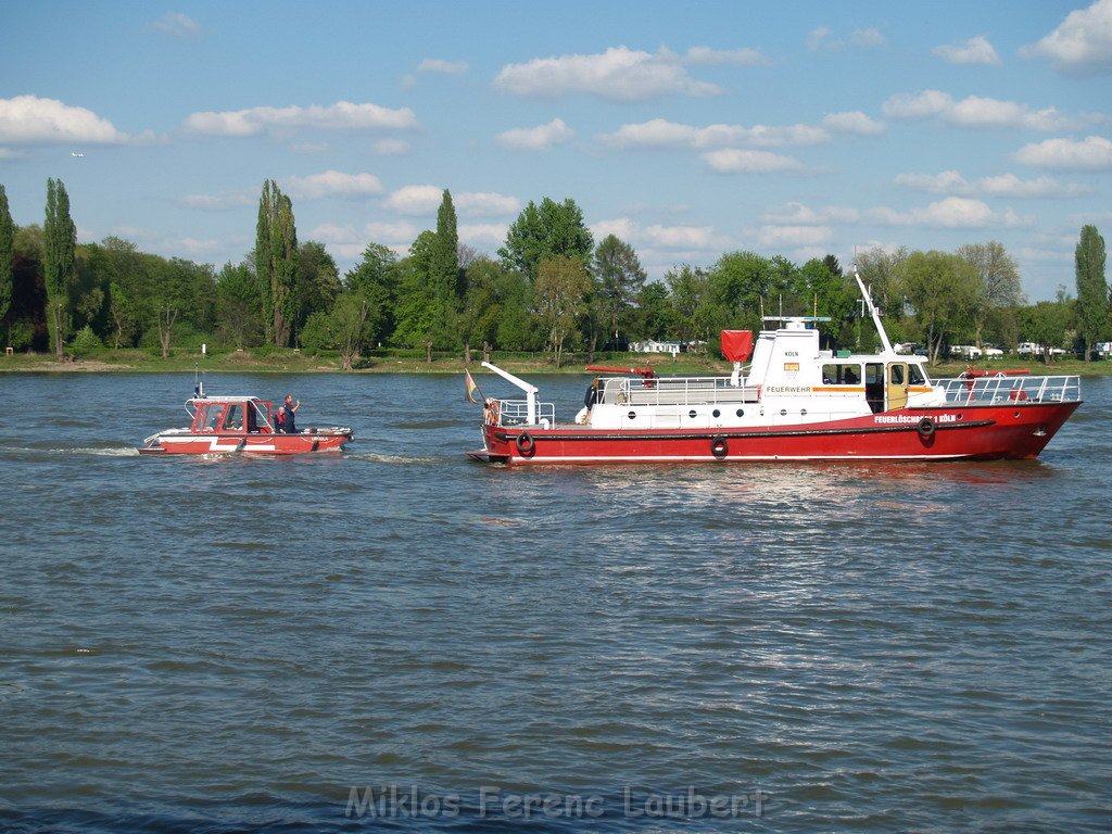 Motor Segelboot mit Motorschaden trieb gegen Alte Liebe bei Koeln Rodenkirchen P052.JPG